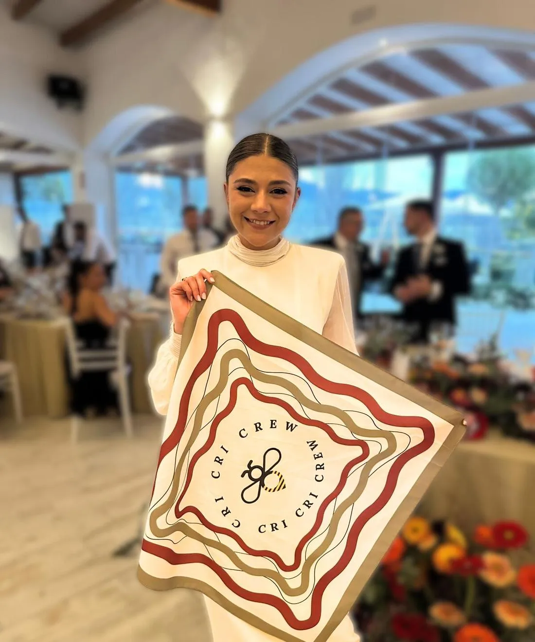 Una asistente sostiene el pañuelo personalizado de Cri Cri Crew durante el evento