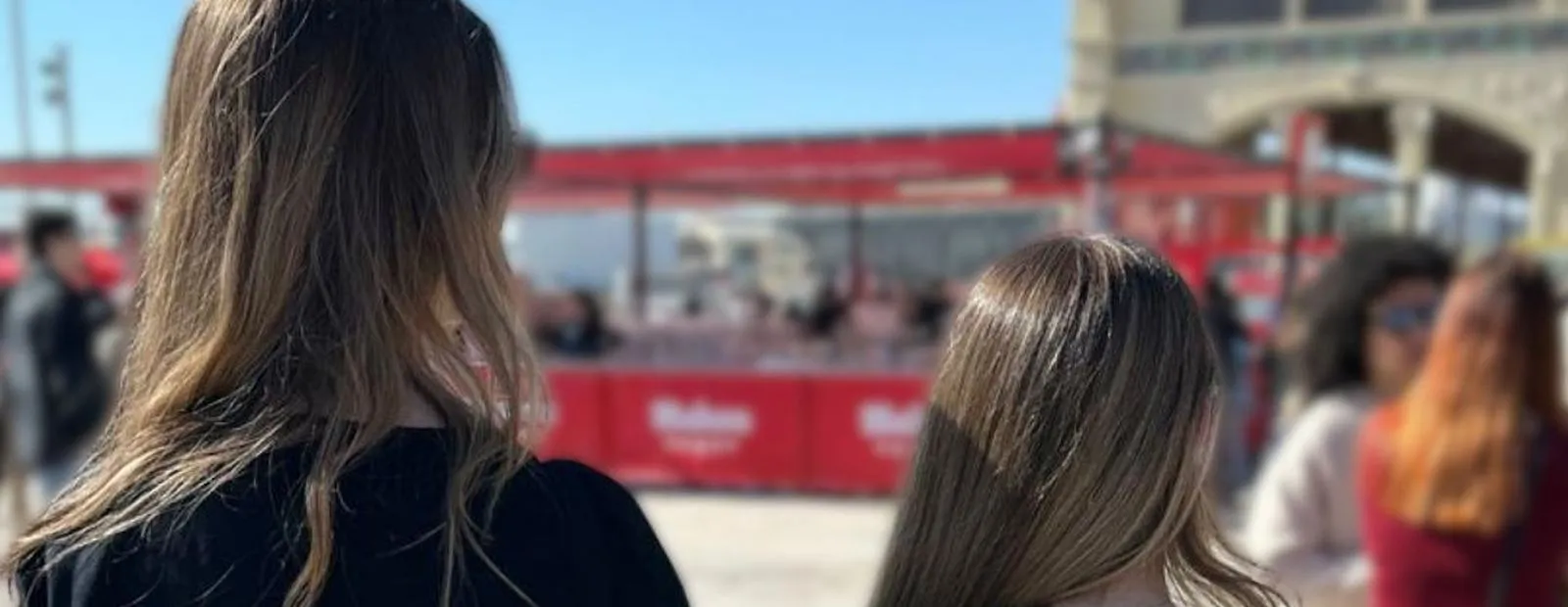 Dos personas del staff de FOMOFEST con camisetas personalizadas