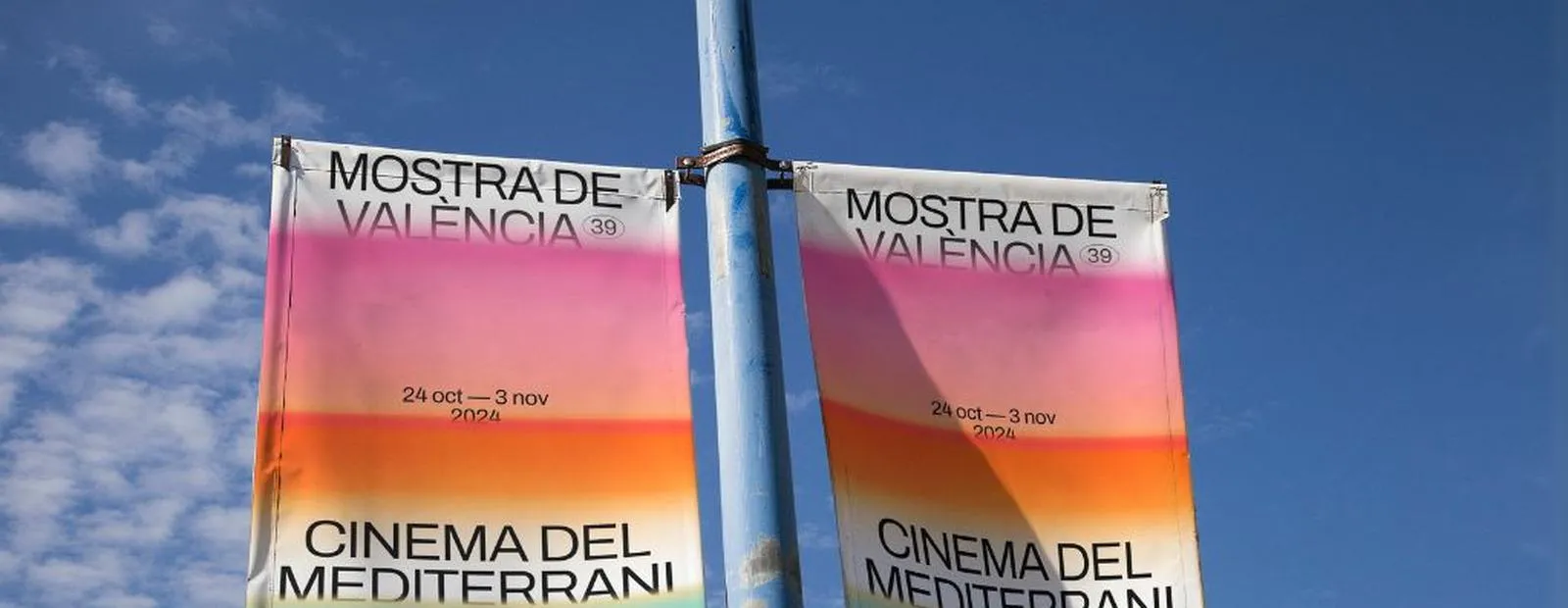 Banderolas de la Mostra de València instaladas en una farola