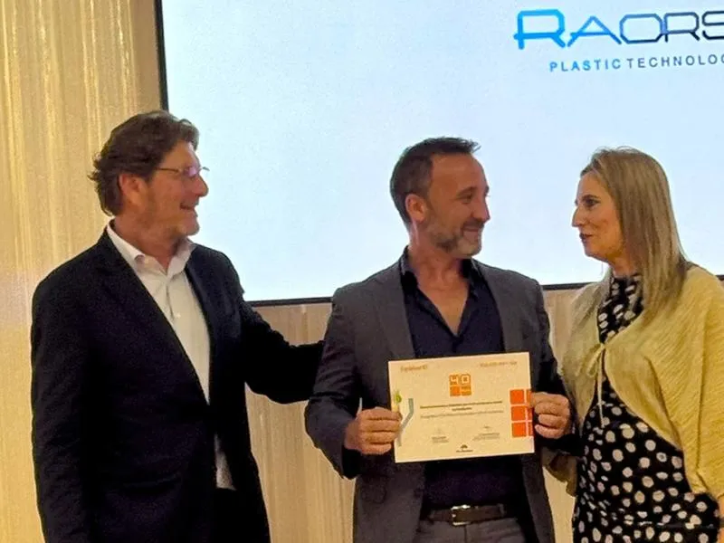 Entrega de un reconocimiento por los cuarenta años de Raorsa en el stand