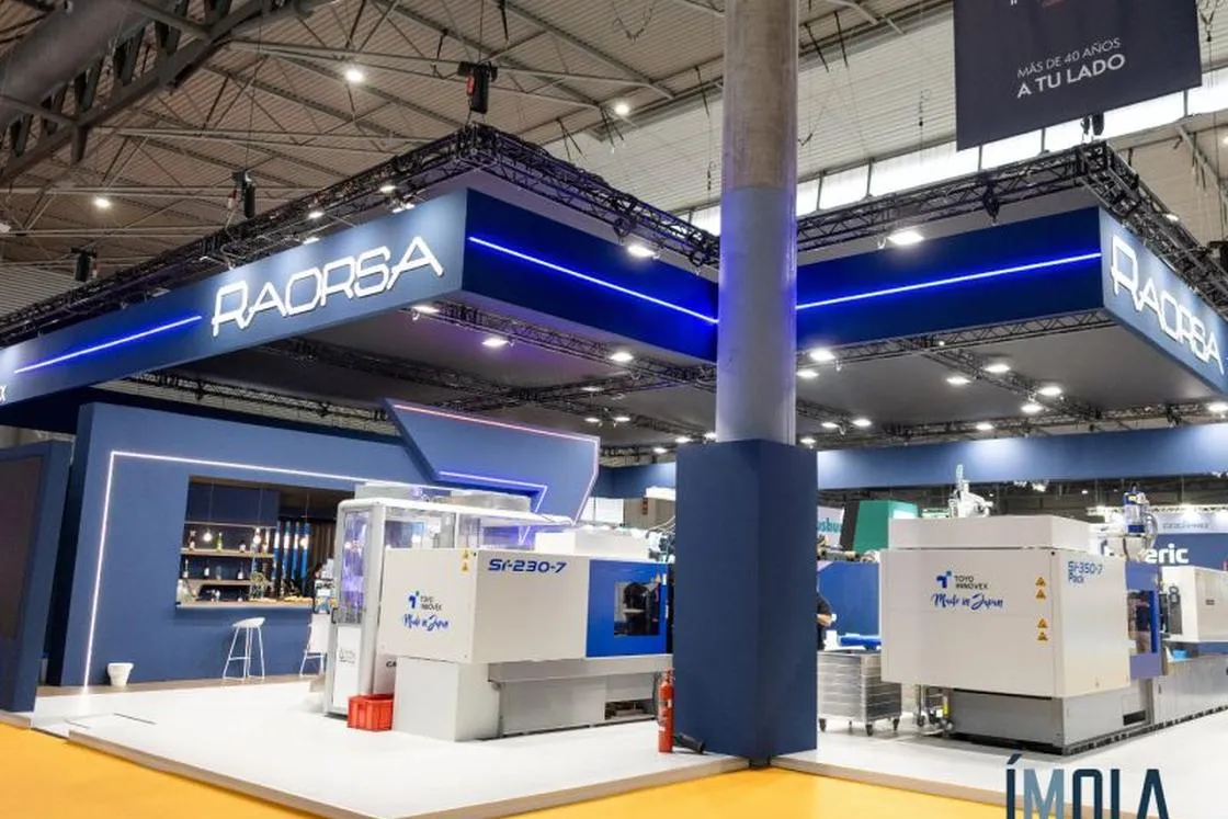 Stand de Raorsa en Equiplast 2026, con maquinaria de inyección bajo un rótulo elevado
