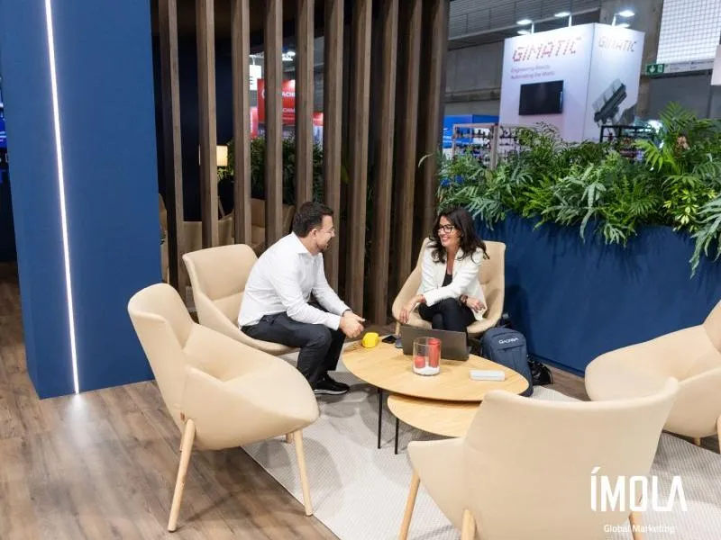 Zona de reunión y mobiliario del stand de Raorsa en Equiplast