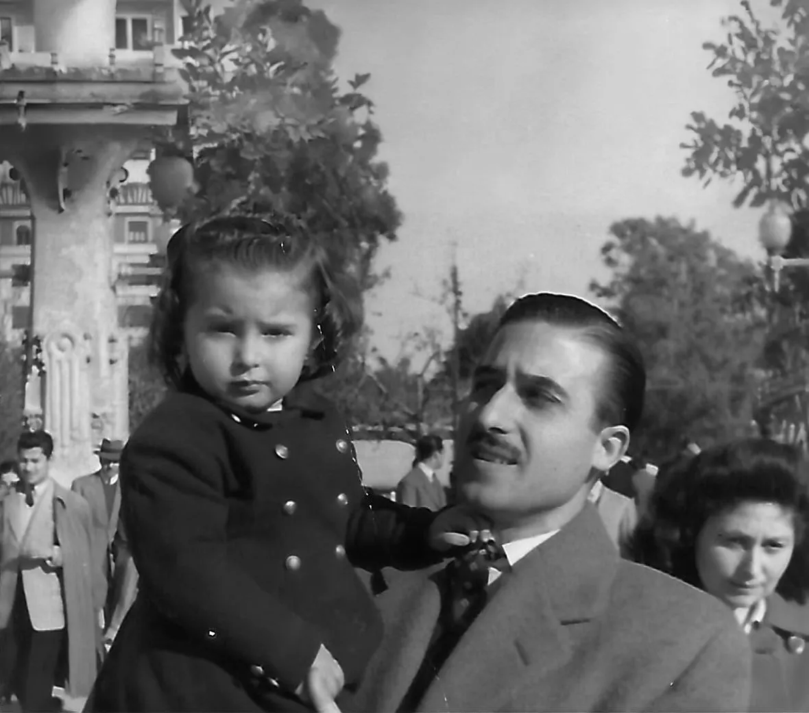 Fotografía de archivo en blanco y negro: D. Vicente Salavert Rausell con su hija Pilar en brazos, en una calle de Valencia, años cuarenta